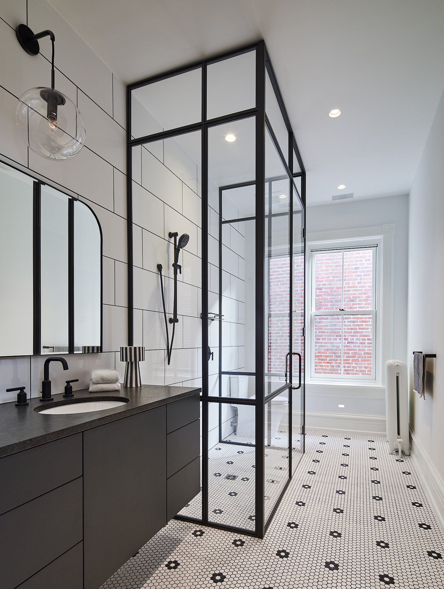 Modern black and white bathroom 